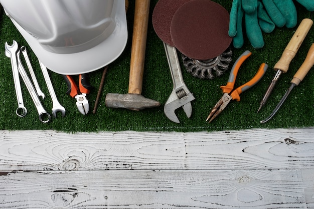 Foto gratuita vista superior del día internacional del trabajador con herramientas de ingeniería.