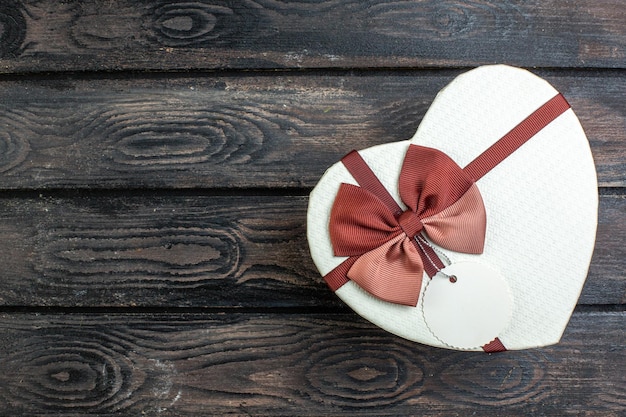 Foto gratuita vista superior día de san valentín presente en caja en forma de corazón sobre fondo rústico matrimonio amor pareja amante presente vacaciones corazón sentimiento