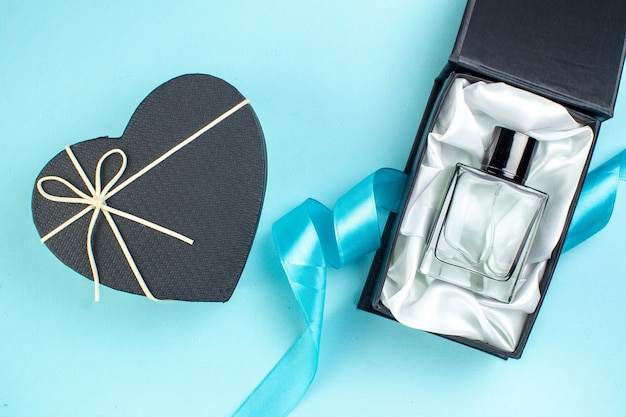 Foto gratuita vista superior del día de san valentín presente perfume en superficie azul amor pareja sentimiento color matrimonio perfume regalo mujer