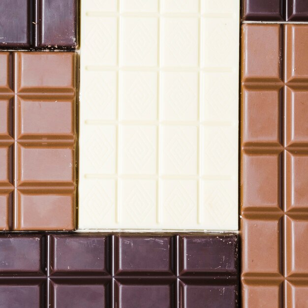 Vista superior de diferentes barras de chocolate de colores