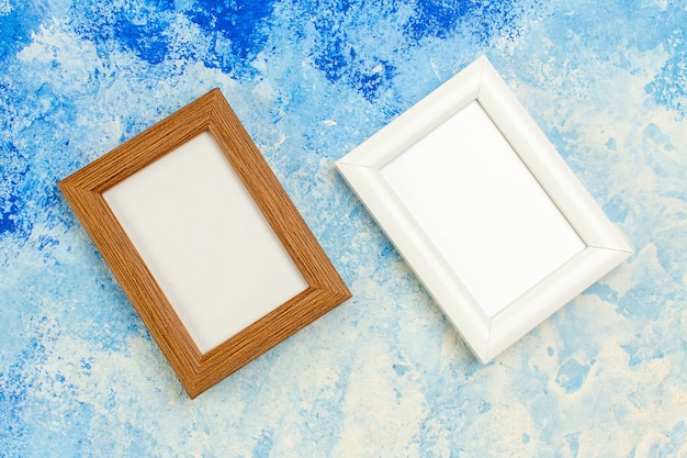 Vista superior de diferentes colores marcos de fotos vacíos en grunge blanco azul