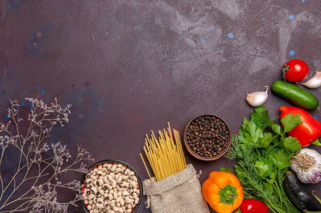 Vista superior de diferentes condimentos con verduras frescas en el fondo oscuro ensalada producto vegetal comida comida