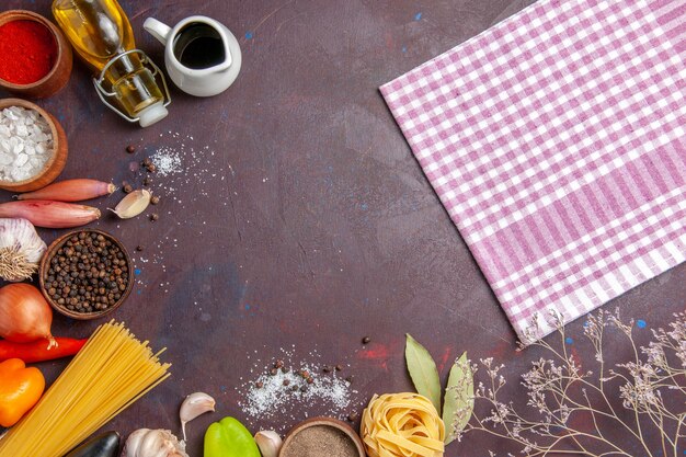 Vista superior de diferentes condimentos con verduras frescas en el fondo oscuro pimiento picante ensalada de alimentos salud