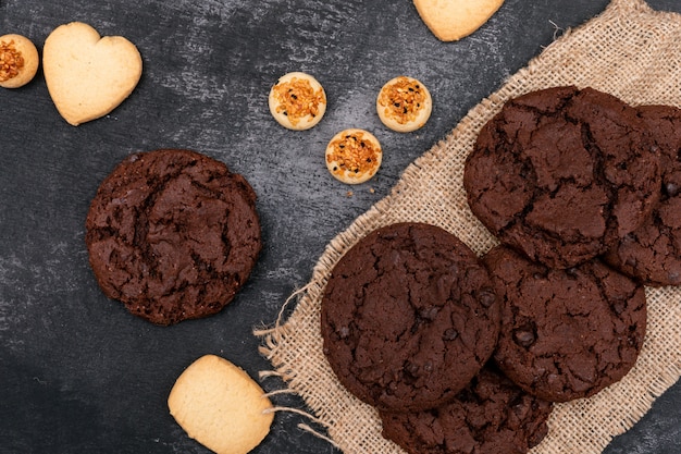 Foto gratuita vista superior, diferentes cookies en superficie oscura