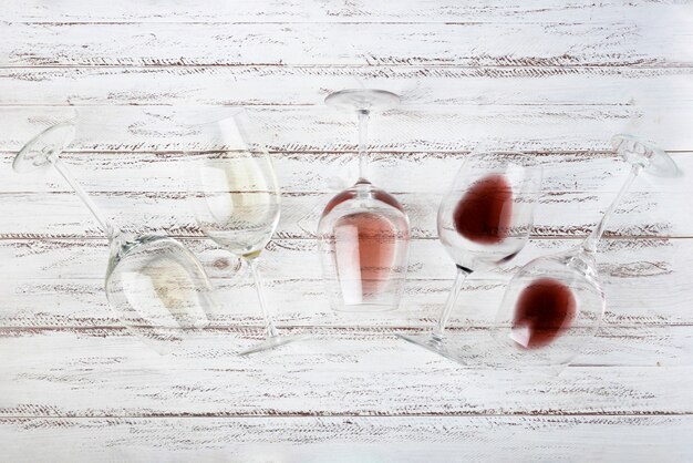 Vista superior diferentes copas de vino