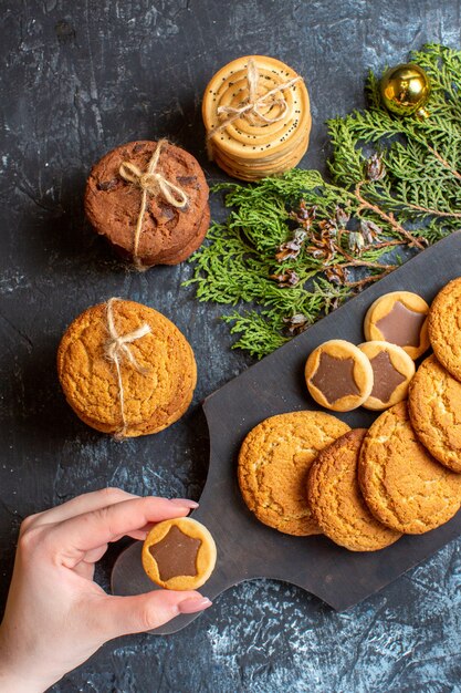 Vista superior diferentes deliciosas galletas en mesa de luz