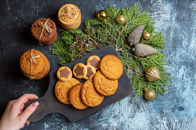 Vista superior diferentes deliciosas galletas navideñas