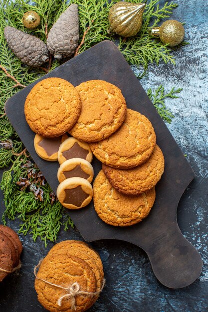 Vista superior diferentes deliciosas galletas navideñas