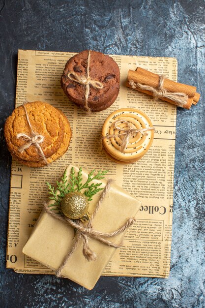 Vista superior diferentes deliciosas galletas con presente sobre fondo claro