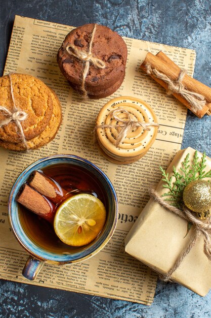 Vista superior diferentes deliciosas galletas con taza de té en el fondo claro