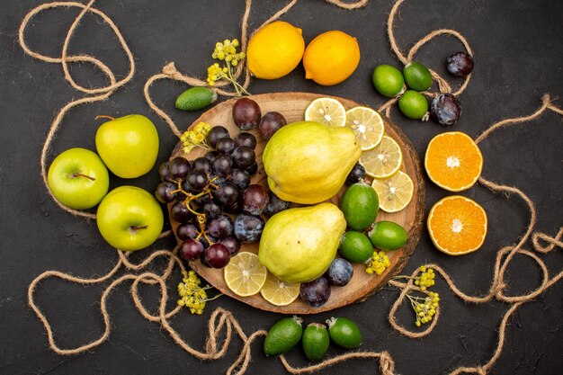 Vista superior de diferentes frutas composición frutas maduras y melosas sobre fondo oscuro dieta fruta suave madura fresca