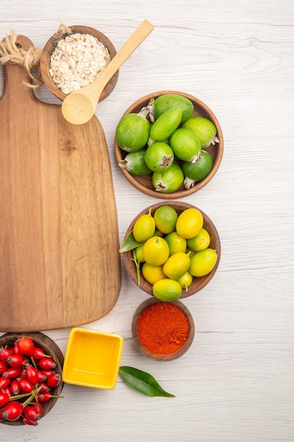 Vista superior de diferentes frutas frescas dentro de placas sobre fondo blanco dieta de color maduro tropical vida sana exótica