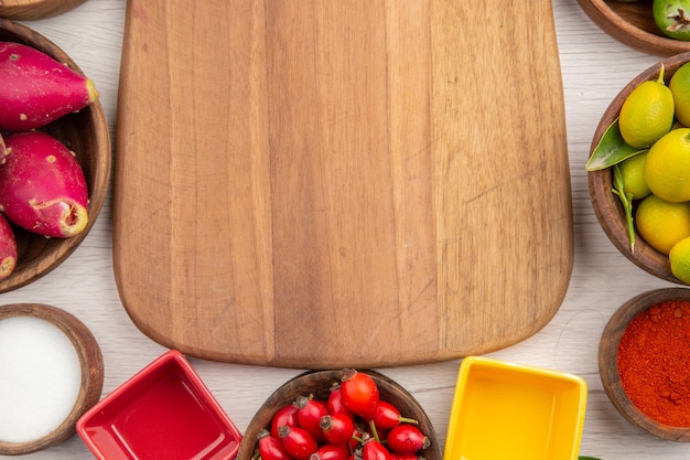 Vista superior de diferentes frutas frescas dentro de placas sobre fondo blanco vida saludable tropical dieta de color exótica