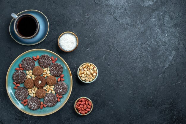 Vista superior de diferentes galletas de chocolate a base de nueces en el fondo gris caramelo bombón azúcar dulce pastel de galletas