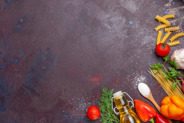 Vista superior de diferentes ingredientes pasta cruda y verduras frescas en la dieta de ensalada de salud de alimentos de fondo oscuro producto