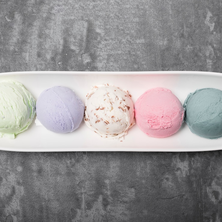 Foto gratuito vista superior diferentes tipos de helados