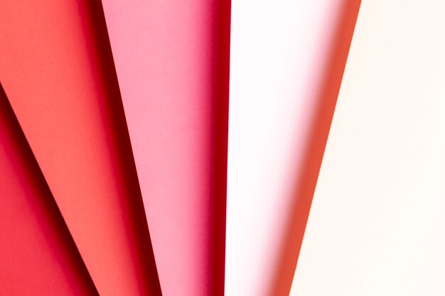Vista superior de diferentes tonos de primer plano de papeles rojos