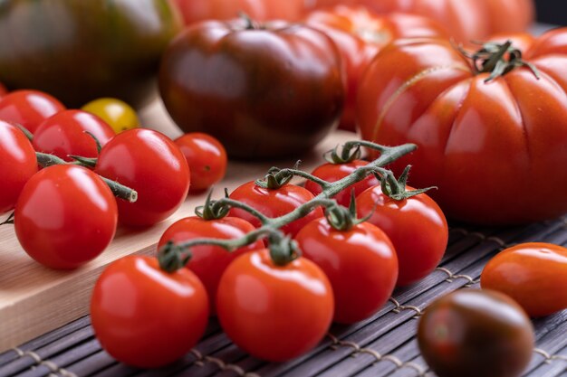 Vista superior de diferentes variedades de tomates.