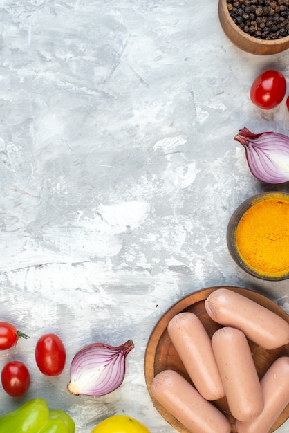 Foto gratuita vista superior de diferentes verduras frescas con condimentos en la mesa blanca