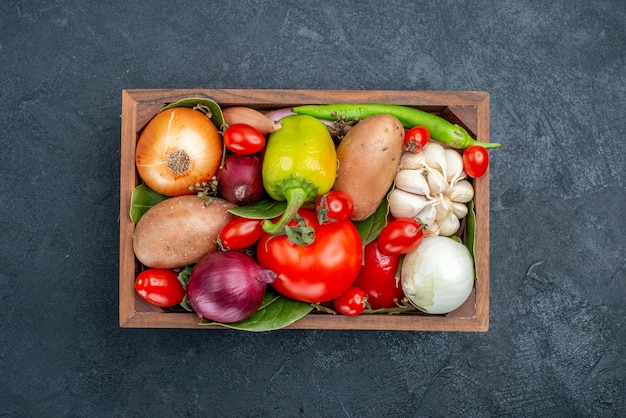 Vista superior de diferentes verduras frescas en la mesa oscura ensalada fresca de verduras de color maduro