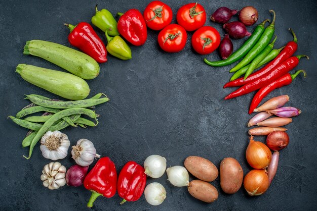 Vista superior de diferentes verduras frescas en la mesa oscura ensalada de verduras de color fresco maduro