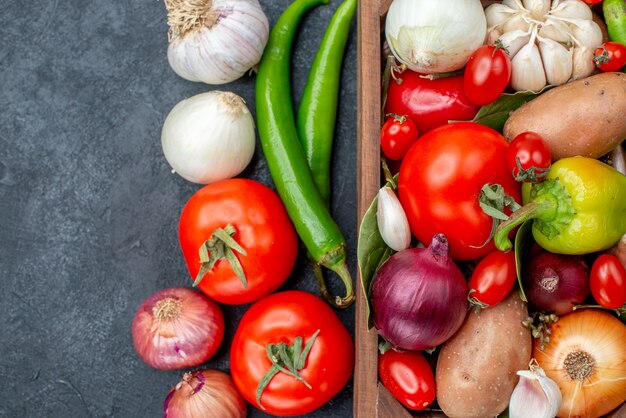 Vista superior de diferentes verduras frescas en la mesa oscura ensalada de verduras frescas maduras