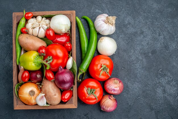 Vista superior de diferentes verduras frescas en la mesa oscura ensalada de verduras frescas maduras