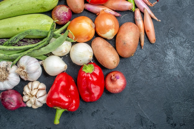 Vista superior de diferentes verduras frescas en la mesa oscura vegetal color fresco maduro