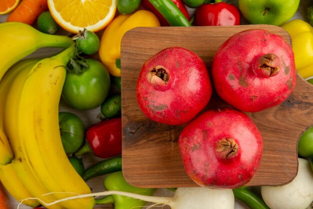 Vista superior de diferentes verduras con frutas frescas sobre fondo blanco, dieta, alimentos, salud, ensalada de color maduro