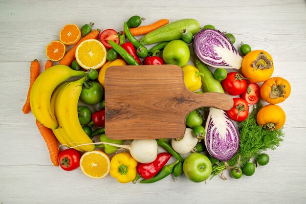 Vista superior de diferentes verduras con frutas sobre fondo blanco, dieta, alimentos, salud, ensalada de color maduro