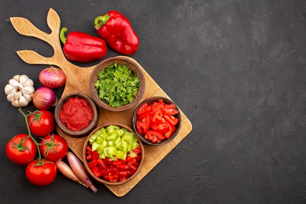 Vista superior de diferentes verduras con verduras sobre fondo gris ensalada comida salud madura picante