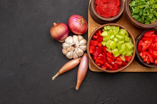 Vista superior de diferentes verduras con verduras sobre fondo gris oscuro ensalada comida salud madura picante