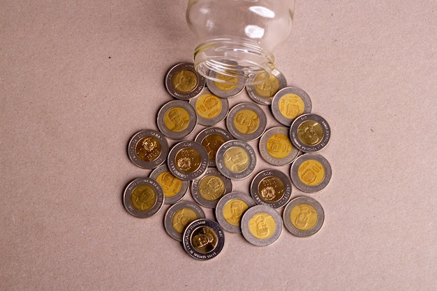 Vista superior dinero dominicano en un frasco de vidrio