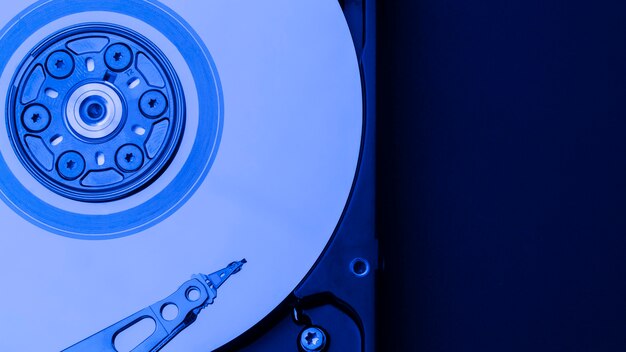 Vista superior del disco duro en luz azul bodegón