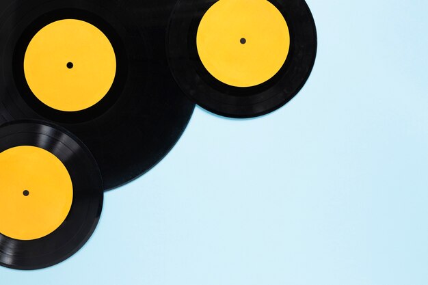 Vista superior de discos de vinilo con fondo azul.