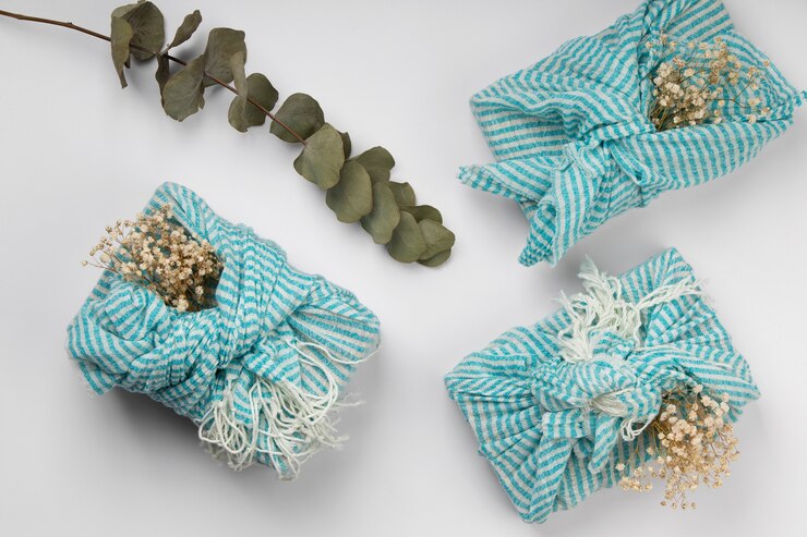 Foto gratuito vista superior de la disposición de los paquetes de furoshiki