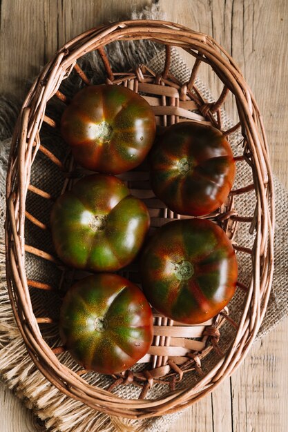 Vista superior disposición de tomates en un tazón