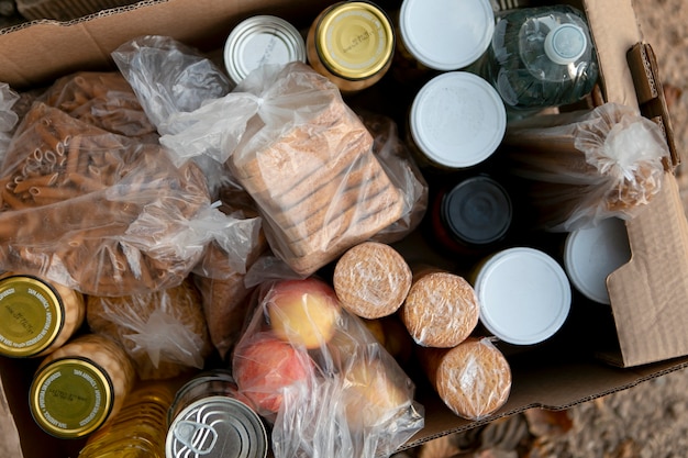 Foto gratuita vista superior de donación de alimentos en caja.