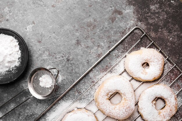 Foto gratuita vista superior de donas con azúcar en polvo