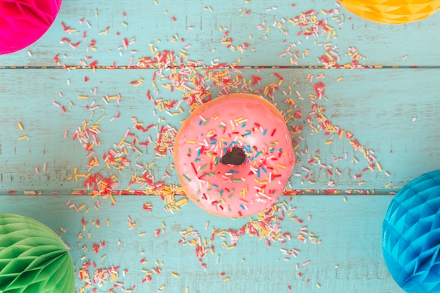 Vista superior donut con farolillos coloridos