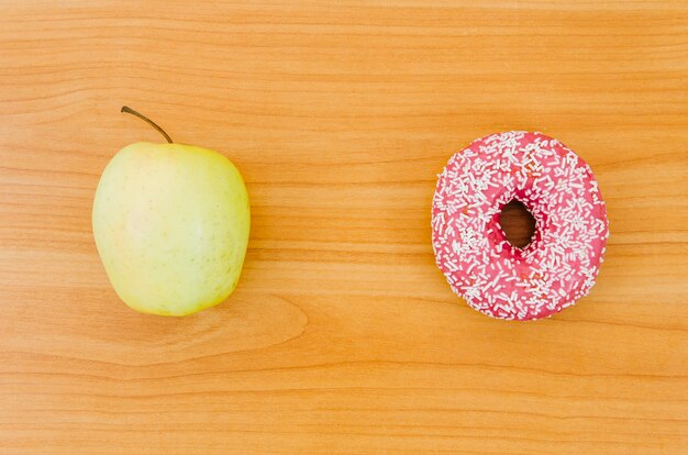 Vista superior donut vs fruta