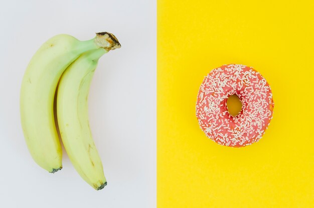 Vista superior donut vs fruta