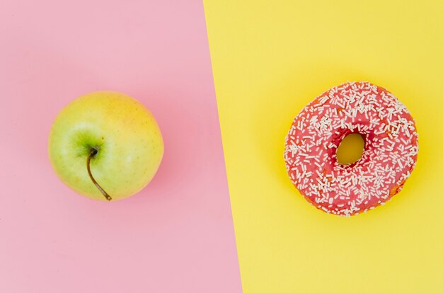 Vista superior donut vs fruta