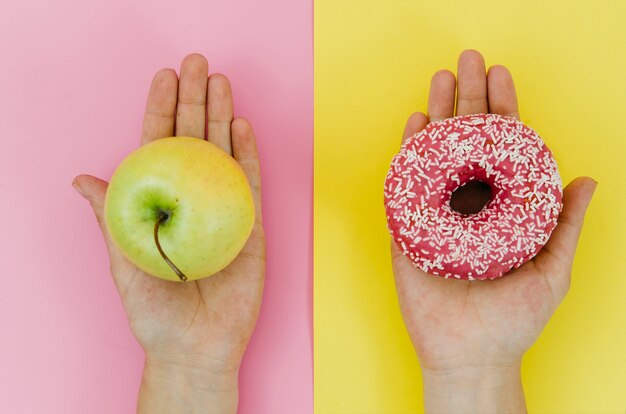 Vista superior donut vs fruta