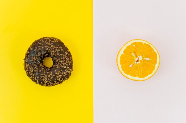 Vista superior donut vs fruta