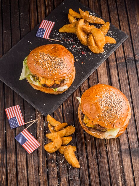 Vista superior de dos hamburguesas americanas con patatas