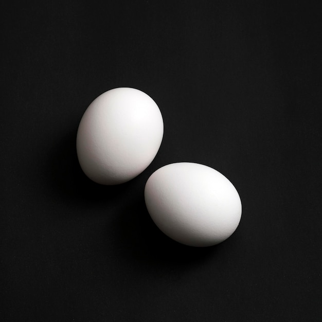 Vista superior de dos huevos