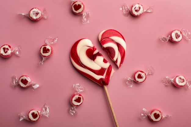 Vista superior de dulces en forma de corazón roto