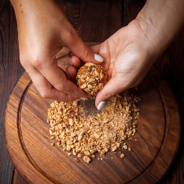 Vista superior dulces hechos a mano dulces caseros de nueces, frutas secas y miel sobre una superficie de madera oscura