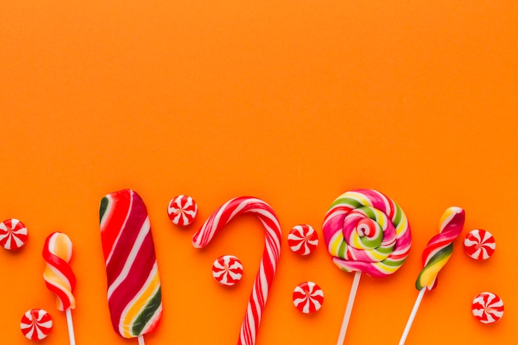 Foto gratuito vista superior dulces en mesa naranja